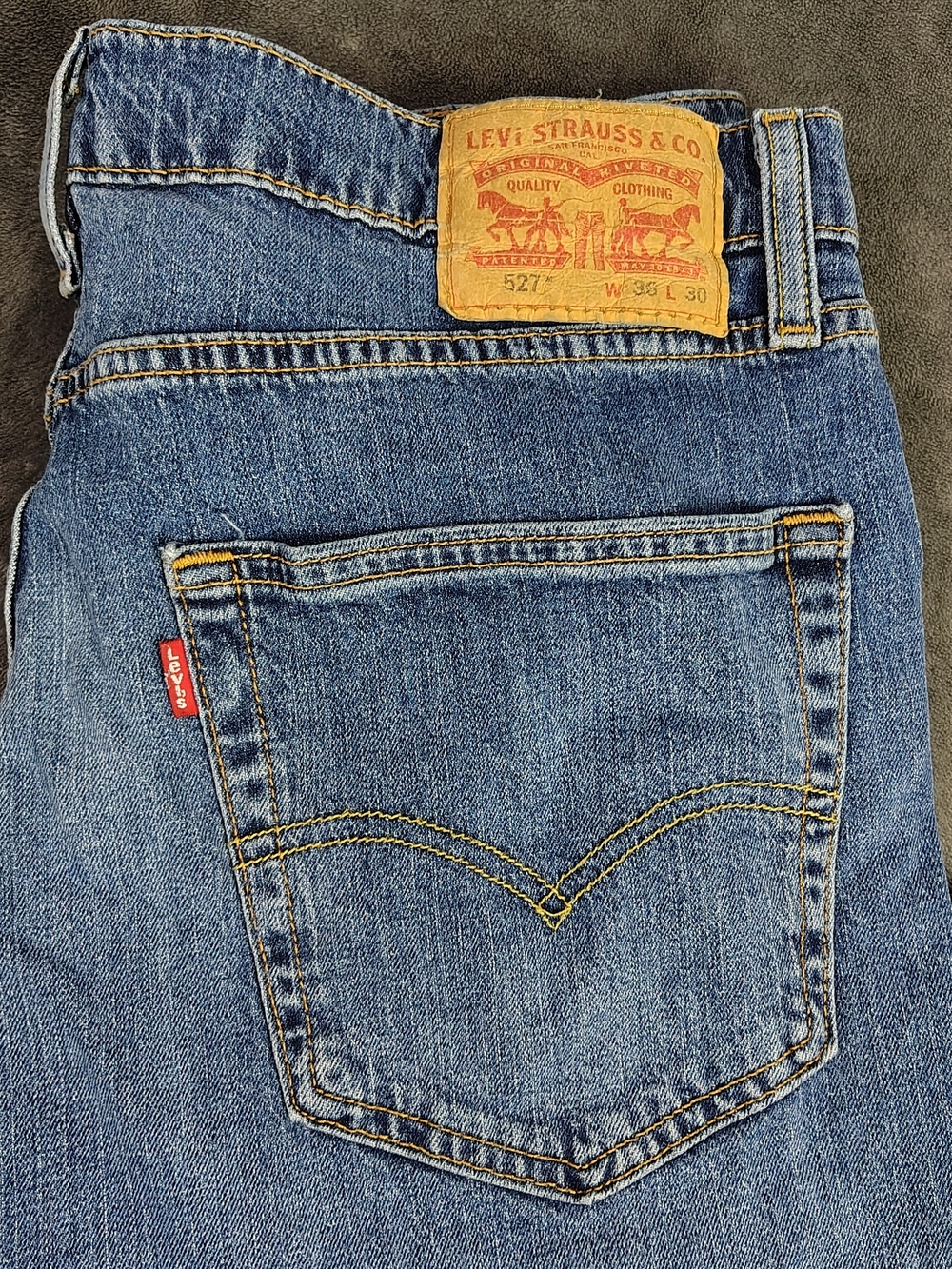 Levi’s 527 men’s slim bootcut jeans in classic blue denim. Size W36 L30